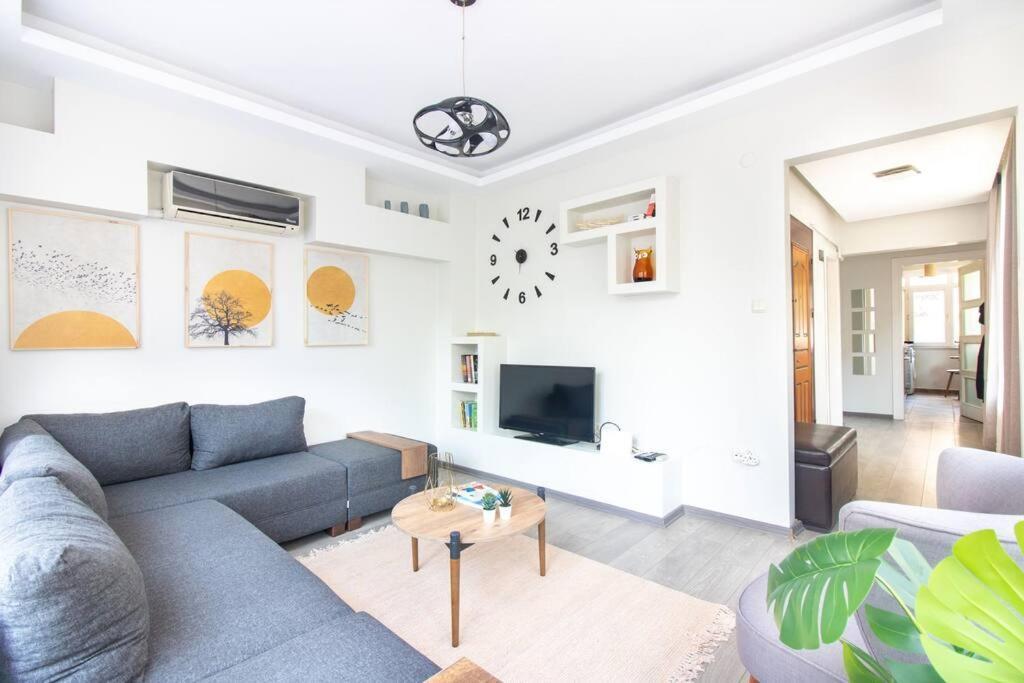 Pretty Corner Flat With Abundant Light In Kadikoy * Istanbul